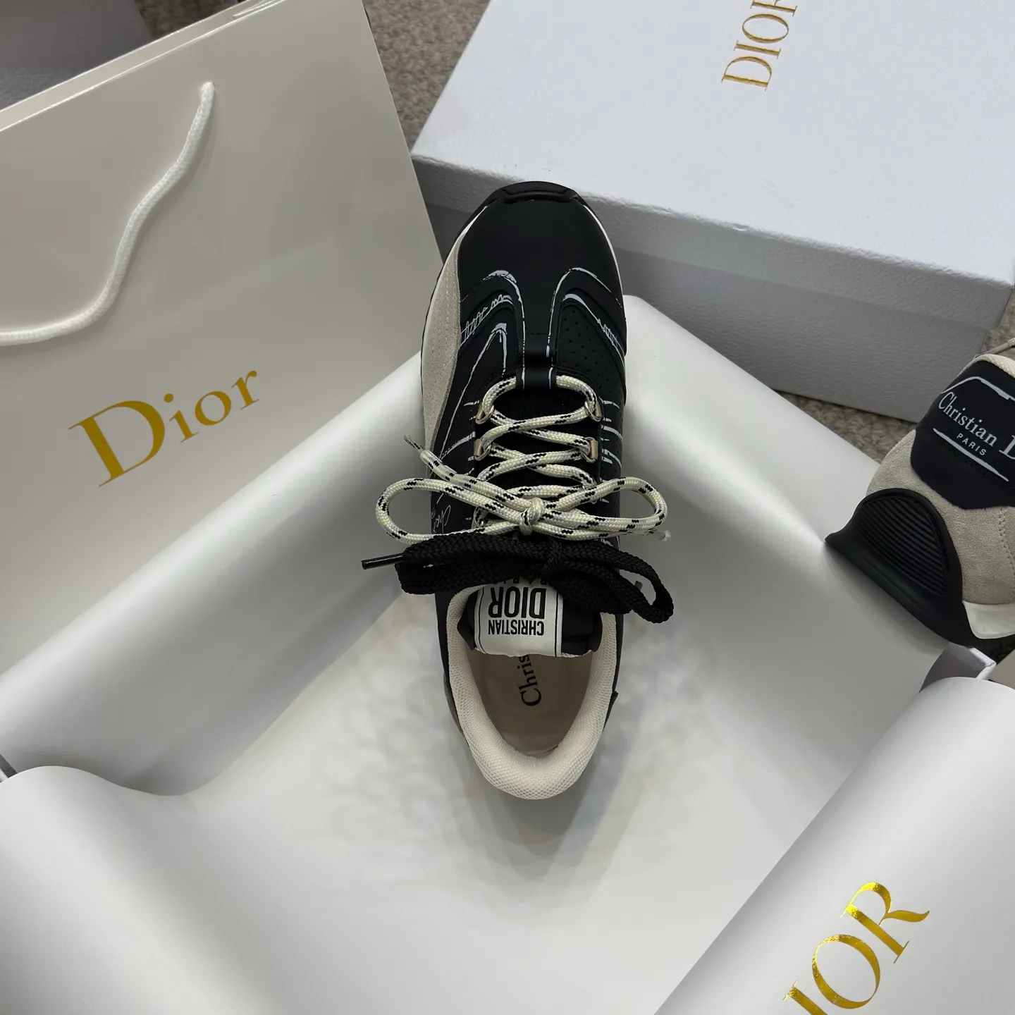 👟👟Ex-factory price 580👟👟 Original purchase and development 𝐂h𝐑𝐈𝐒𝐓𝐈𝐀𝐍 𝐃𝐈or This Dior Vibe Dior sneaker incorporates Dior's haute couture spirit and reinterprets the classic running shoes, moral training shoes. Forrest Gump shoes. Matched with Oblique Printed 3D printing technology reproduces the original fabric to create a contrasting modern style. The details are displayed with a 3D effect, and the iconic details of the logo decoration on the side and back are further embellished. It complements various casual or elegant items to create a modern look.  ✅The tongue is decorated with the Christian Dior PARIS Logo in 3 different colors and overlapping fabric lines. It is consistent with the original version. It is full of details. Welcome to compare and compare with the ordinary version on the market. ✅The original rubber TPU sole is decorated with the DIOR logo. The convex and concave rubber sole is decorated with the Christian Dior lucky star symbol. ✅Size: 35-40 (41 can be customized)
